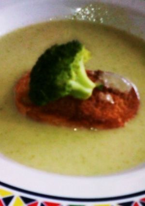 Una foto de Crema de brócoli con croutons