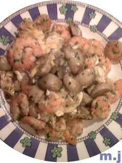 Una foto de Revuelto de champiñones con gambas