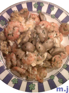 Una foto de Revuelto de champiñones con gambas