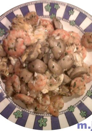 Una foto de Revuelto de champiñones con gambas