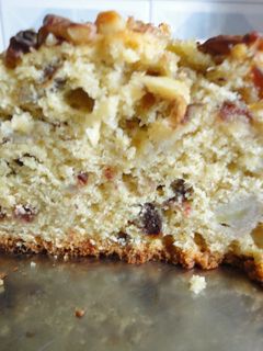 Una foto de Plum cake de plátano, dátiles y nueces