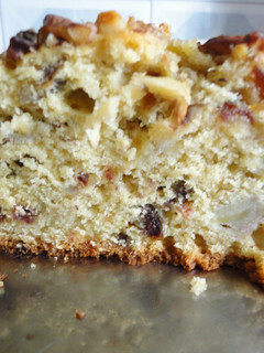 Una foto de Plum cake de plátano, dátiles y nueces