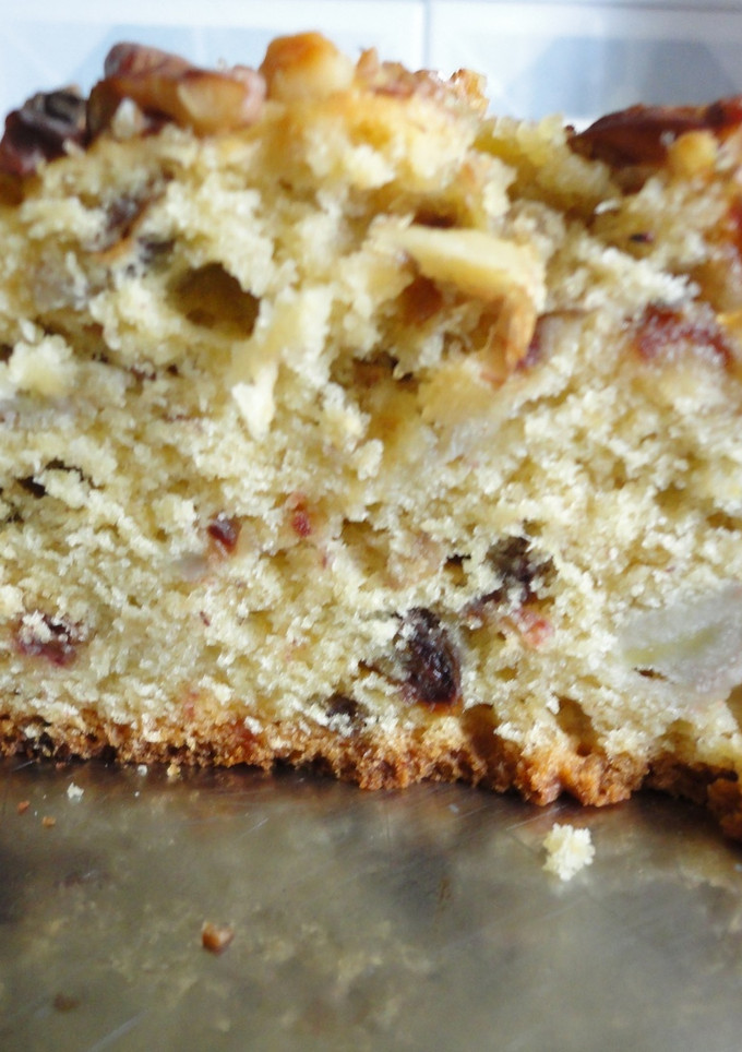 Una foto de Plum cake de plátano, dátiles y nueces