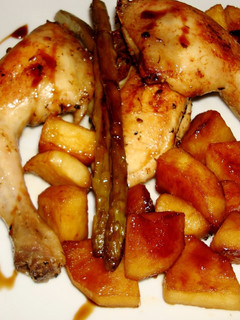 Una foto de Picantones al horno con patatas y verduras