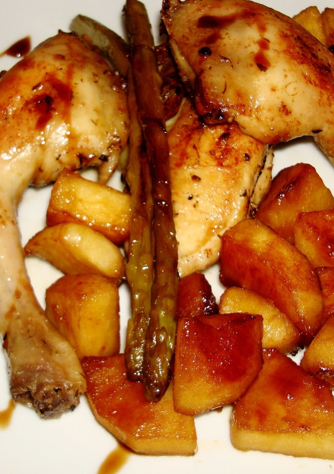 Una foto de Picantones al horno con patatas y verduras