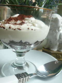 Una foto de Copa de bizcocho de chocolate y crema de limón facilísimo