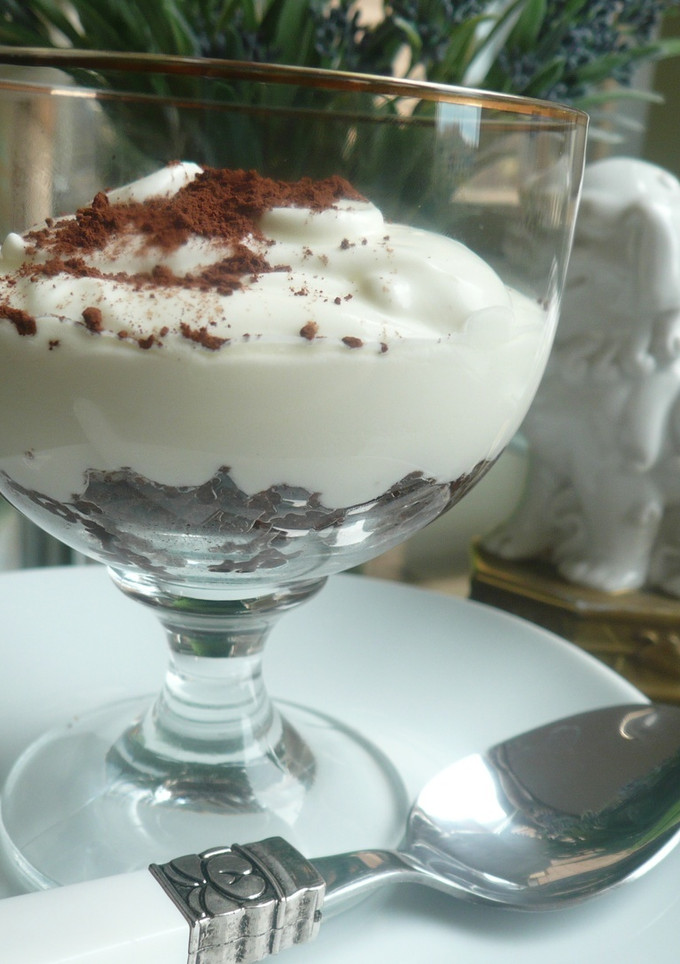 Una foto de Copa de bizcocho de chocolate y crema de limón facilísimo