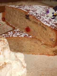 Una foto de Pastel sencillo con arándanos rojos y jengibre escarchado