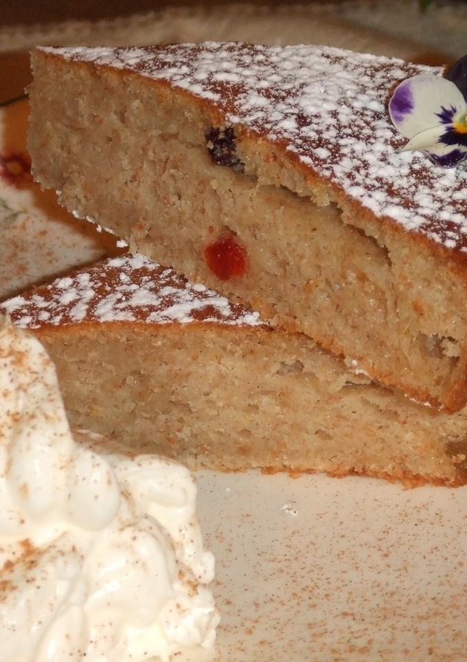 Una foto de Pastel sencillo con arándanos rojos y jengibre escarchado
