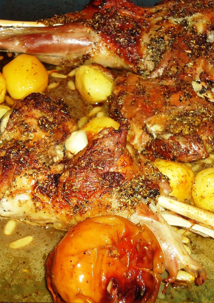 Una foto de Paletilla de cordero lechal horno con manteca y romero
