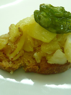 Una foto de Tostada de bacalao y patatas fritas