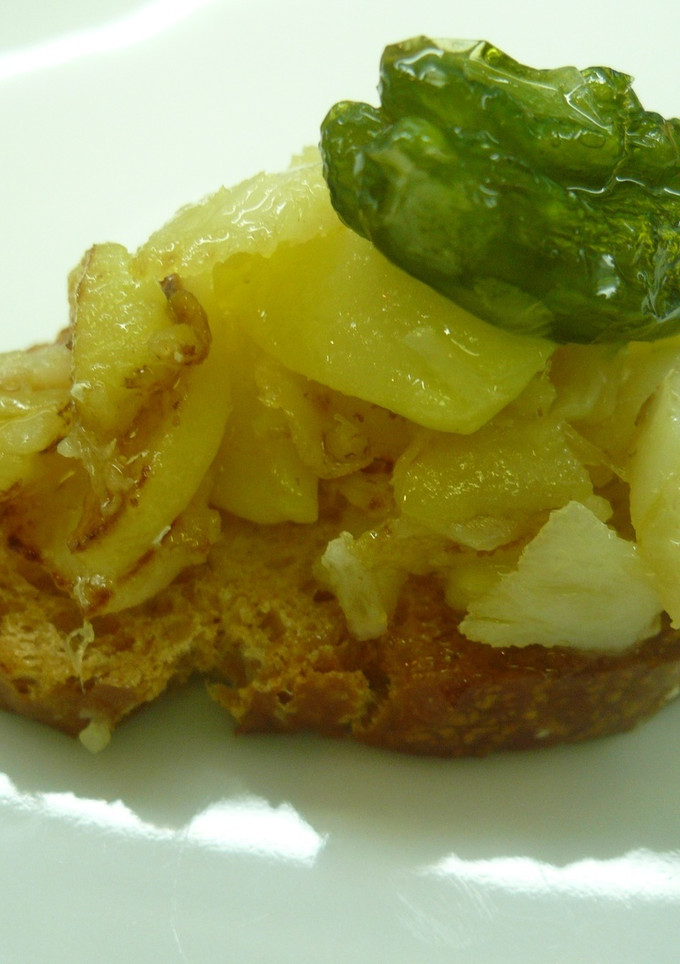 Una foto de Tostada de bacalao y patatas fritas