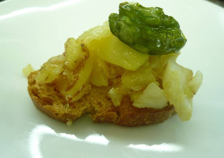 Tostada de bacalao y patatas fritas