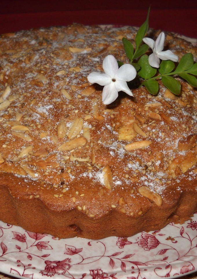 Una foto de Bizcocho relleno de peras y manzana