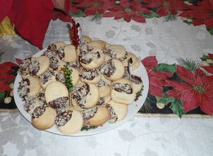 Una foto de Chocolate Dipped Orange Cookies