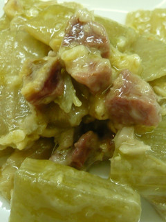 Una foto de Cardo con bechamel almendras y nueces