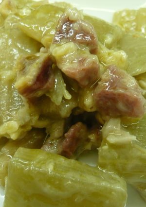 Una foto de Cardo con bechamel almendras y nueces