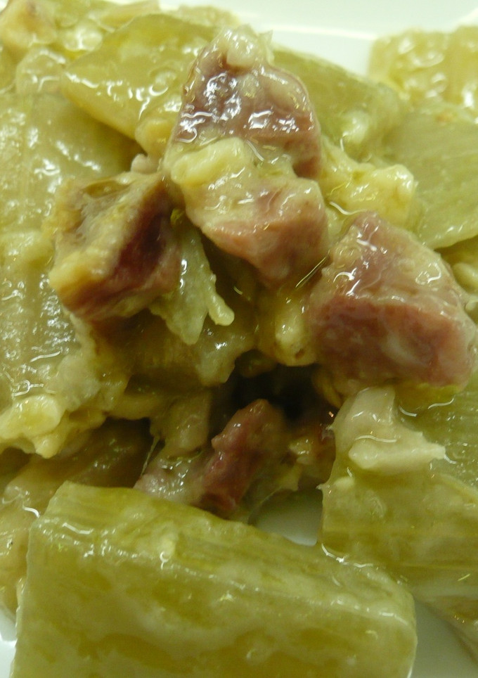 Una foto de Cardo con bechamel almendras y nueces