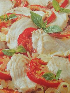 Una foto de Pizza de cebolla dulce, tomate y mozzarella de búfala