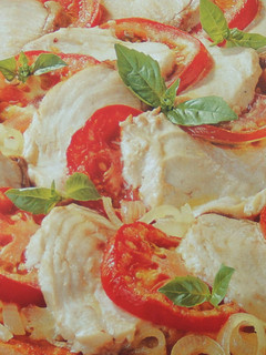 Una foto de Pizza de cebolla dulce, tomate y mozzarella de búfala