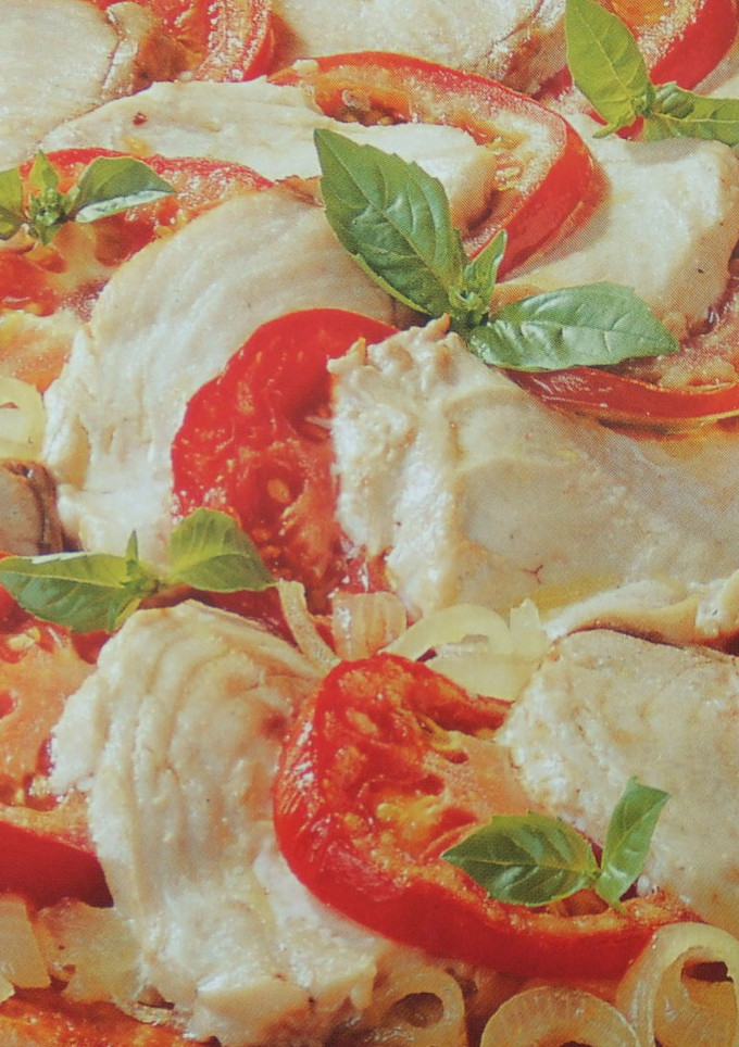 Una foto de Pizza de cebolla dulce, tomate y mozzarella de búfala