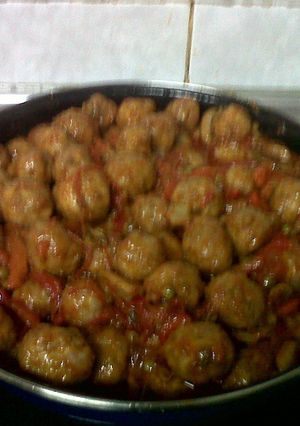Una foto de Albóndigas tradicionales con verduras