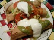 Una foto de pollo desmenuzado en salsa verde