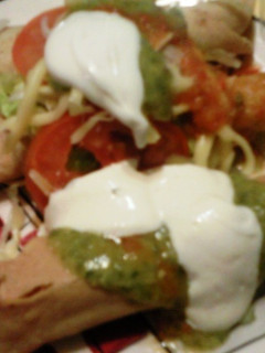Una foto de Tacos dorados muy mexicanos