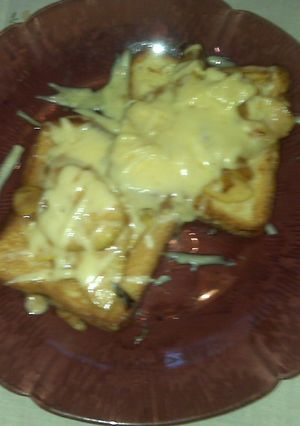 Una foto de Tostada francesa con queso y manzana