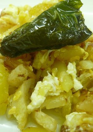 Una foto de Revuelto de bacalao y patatas fritas
