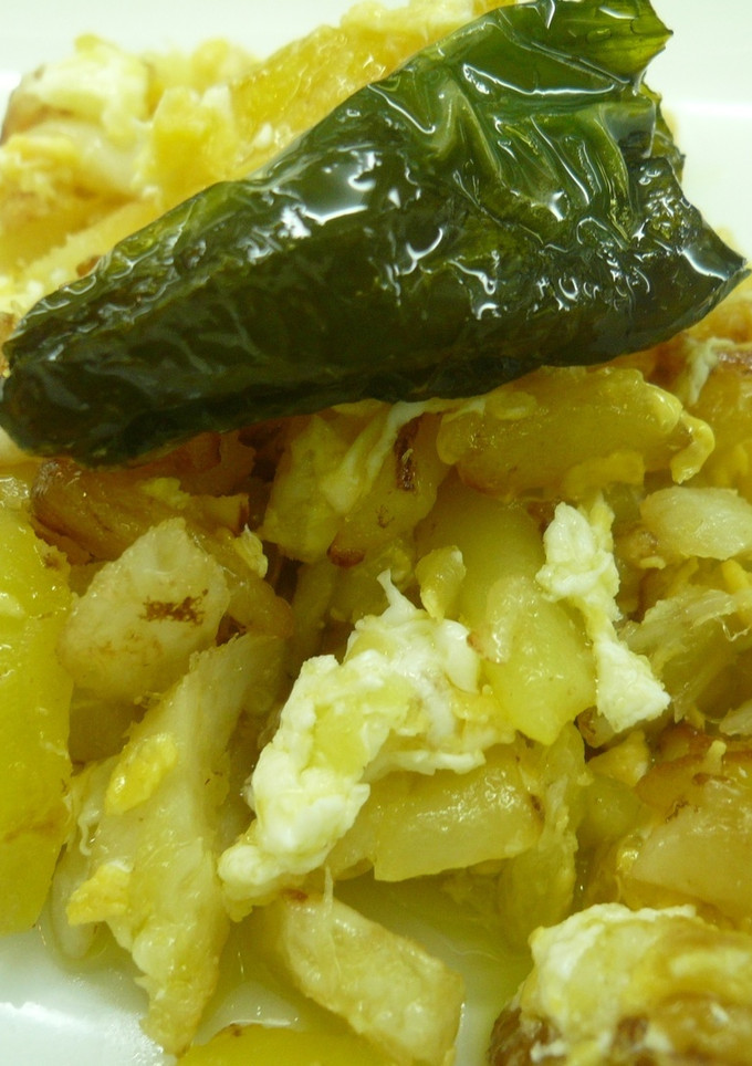 Una foto de Revuelto de bacalao y patatas fritas
