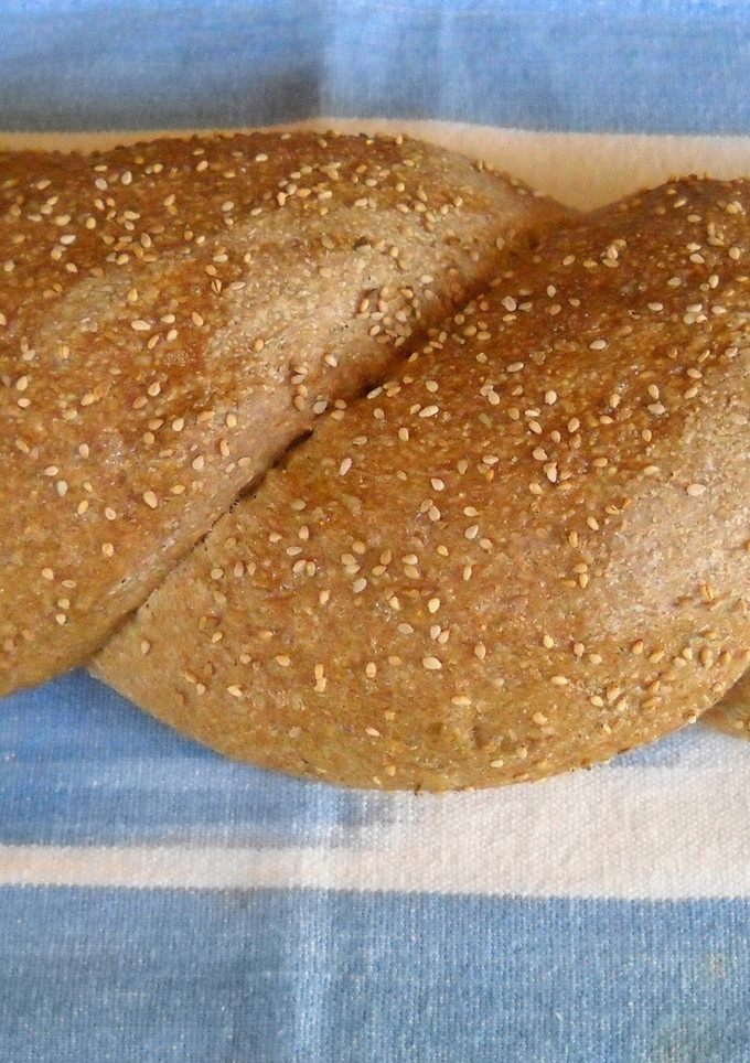 Una foto de Barra trenzada de pan de espelta y romero