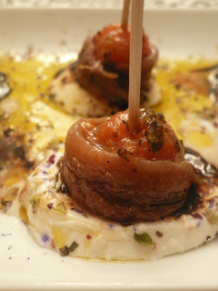 Una foto de Pinchito de tomate cherry queso mozzarela y anchoa