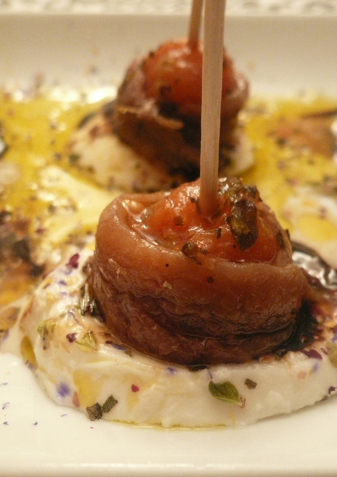 Una foto de Pinchito de tomate cherry queso mozzarela y anchoa