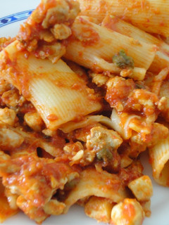 Una foto de Rigatoni con ragú de bonito del Norte