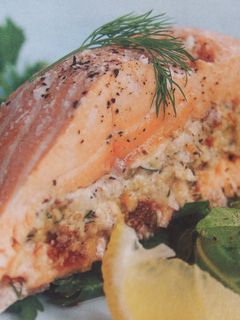 Una foto de Salmón relleno crujiente