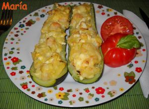 Una foto de Barcas de calabacín rellenas con gambas y puré de patatas