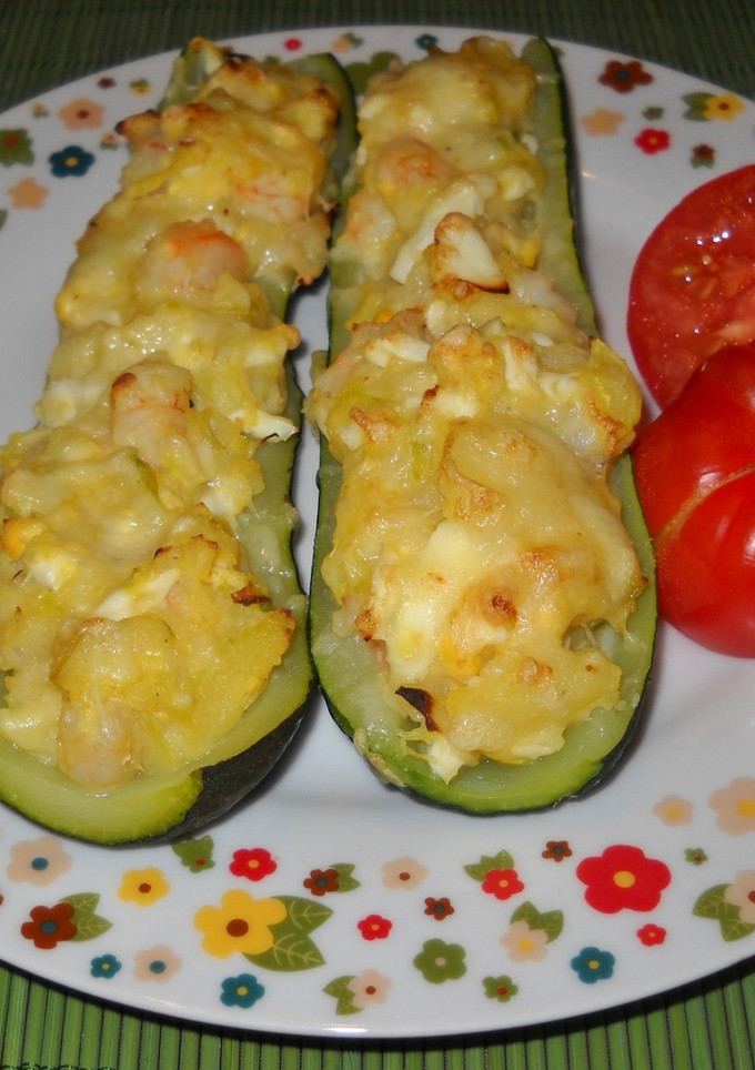 Una foto de Barcas de calabacín rellenas con gambas y puré de patatas