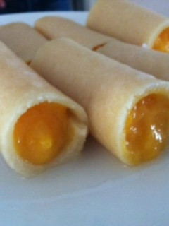 Una foto de Huesos de santos rellenos de dulce de yema