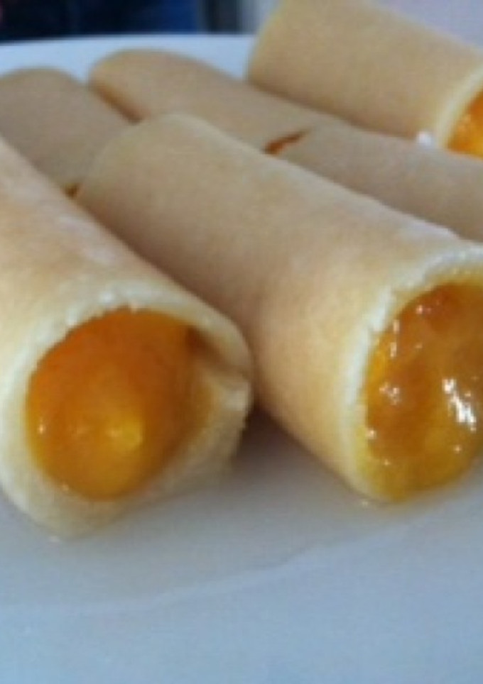 Una foto de Huesos de santos rellenos de dulce de yema