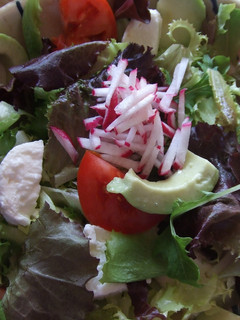 Una foto de Ensalada de aguacate con mayonesa de granada