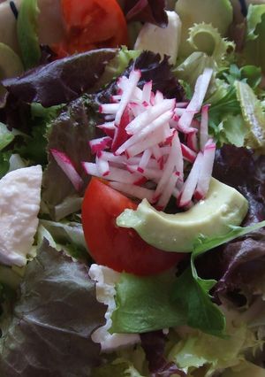 Una foto de Ensalada de aguacate con mayonesa de granada