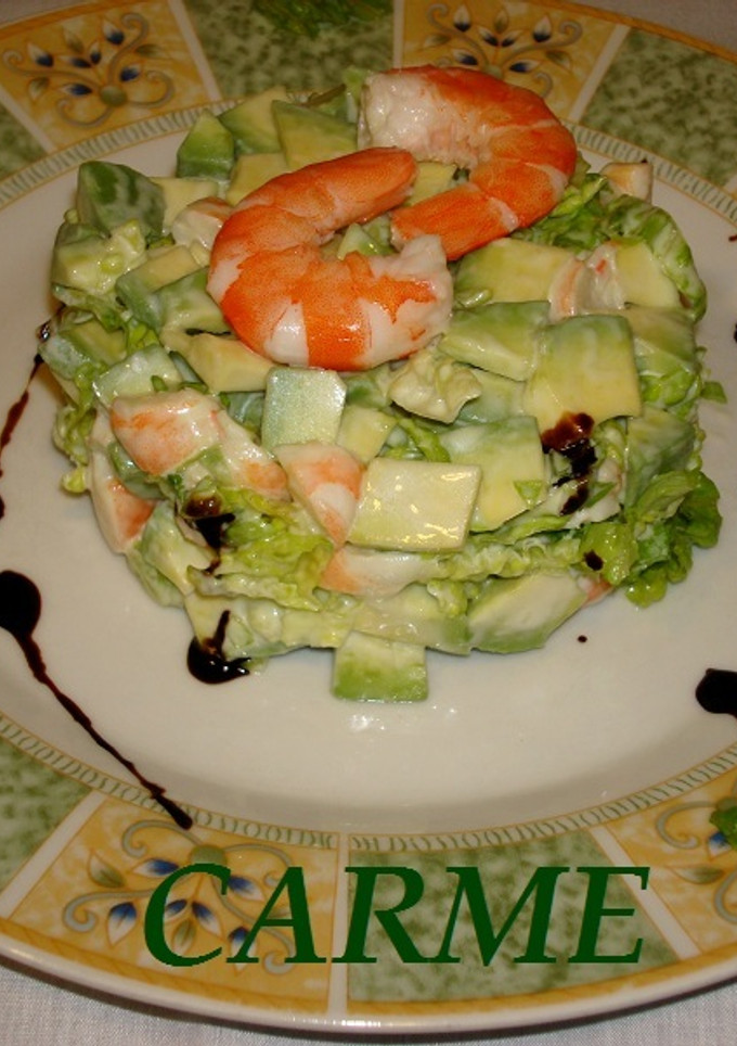 Una foto de Tartar de aguacate y langostinos