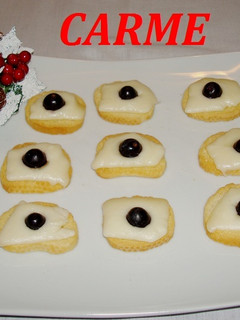 Una foto de Canapés de queso y uvas