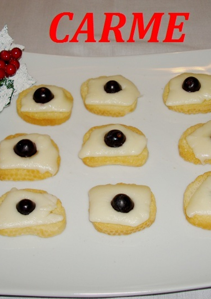 Una foto de Canapés de queso y uvas
