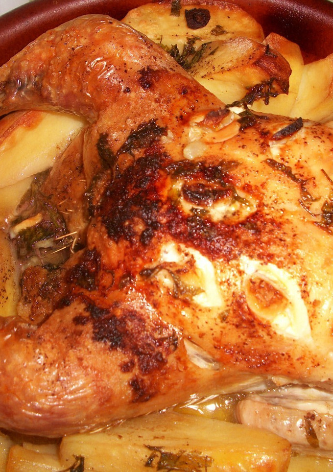 Una foto de Pollo con ajos horneado