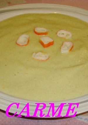 Una foto de Crema de calabacín con palitos de mar