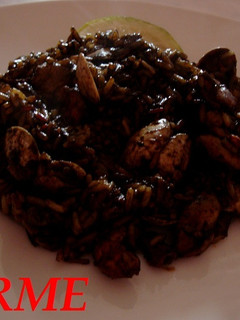 Una foto de Arroz negro con arroz salvaje y marisco