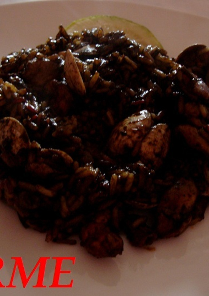 Una foto de Arroz negro con arroz salvaje y marisco