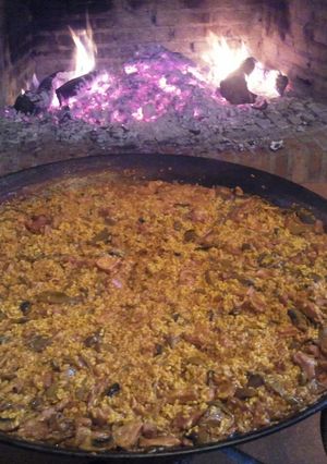 Una foto de Paella ibérica a leña